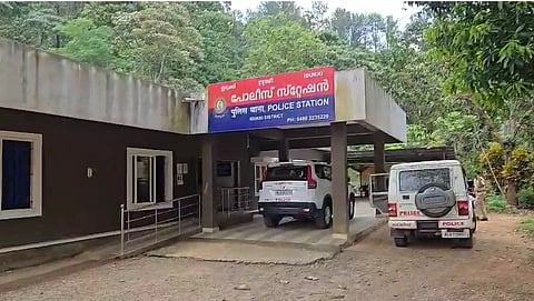 When he got the bike, he left his girlfriend behind; Those who came with his girlfriend to question him stabbed and injured the young man