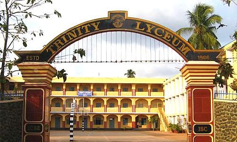 സ്‌കൂളിന്റെ മൂന്നാംനിലയില്‍ നിന്ന് ചാടിയ പെണ്‍കുട്ടിയുടെ നില ഗുരുതരം; അധ്യാപികമാര്‍ക്കെതിരെ കേസെടുത്തു