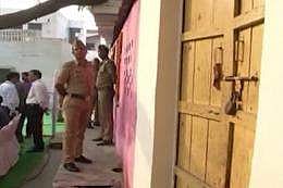 ഗ്രാമവാസികളെ വീട്ടിനുള്ളില്‍ അടച്ചൂപൂട്ടി യോഗി ആദിത്യനാഥിന്റെ താജ്മഹല്‍ സന്ദര്‍ശനം വിവാദമാകുന്നു 