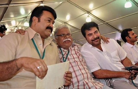 2014ല്‍ കൊച്ചിയില്‍ നടന്ന ചടങ്ങില്‍ നടന്മാരായ മമ്മൂട്ടിക്കും മോഹന്‍ലാലിനും ഒപ്പം പുനത്തില്‍ കുഞ്ഞബ്ദുള്ള/എക്‌സ്പ്രസ് ഫയല്‍