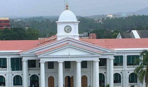 തെരഞ്ഞെടുപ്പ് കേസില്‍ തോറ്റു; ഹൈക്കോടതിയിലെ സര്‍ക്കാര്‍ അഭിഭാഷകനെ പിരിച്ചുവിട്ടു