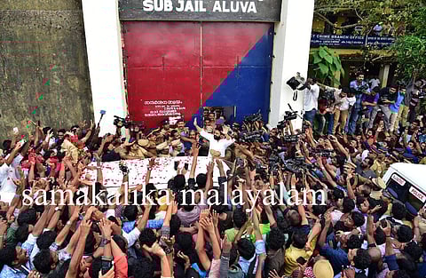 ജയിലിന് പുറത്തെ മധുരവിതരണം കേരളം മുന്‍പും കണ്ടിട്ടുണ്ട്; നാം ഒരു തോറ്റ ജനതയാണ്