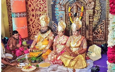 ലക്ഷ്മിയായി വധു, വിഷ്ണുവായി വരന്‍; സീരിയലിനെ അനുസ്മരിപ്പിച്ച് ആള്‍ദൈവത്തിന്റെ മകളുടെ കല്യാണം