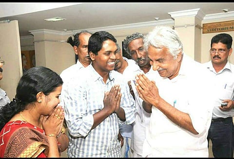 ഒറ്റപ്പെട്ടുപോകുന്നവര്‍ക്കും വേദനിക്കുന്നവര്‍ക്കും ഒപ്പം നില്‍ക്കുന്നയാള്‍: തെരുവോരം മുരുകന്‍ ഉമ്മന്‍ചാണ്ടിയെക്കുറിച്ച് പറയുന്നത് ഇങ്ങനെ