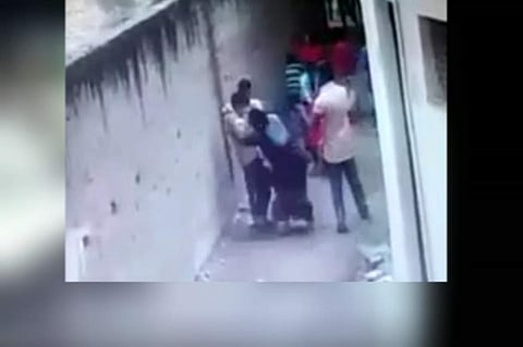 പൂവാലശല്യം എതിര്‍ത്ത യുവതിക്ക് നേരെ ക്രൂരമര്‍ദ്ദനം (വീഡിയോ)