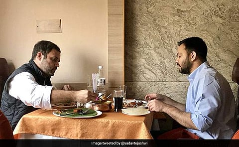 തേജസ്വി യാദിവിനൊപ്പം ഉച്ചഭക്ഷണം കഴിച്ച് രാഹുല്‍; അധ്യക്ഷ പദം ഏറ്റെടുക്കുന്നതിന് മുന്‍പേ സംഖ്യം ശക്തിപ്പെടുത്താന്‍ രാഹുല്‍