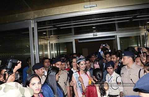 മുബൈയിലെത്തിയ മാനുഷി ഛില്ലറിന് ഉജ്ജ്വല വരവേല്‍പ്പ്; ചിത്രങ്ങള്‍ കാണാം 