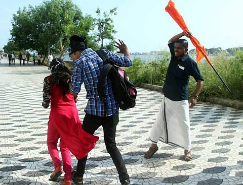 സദാചാര ഗുണ്ടായിസം: തീരുമാനം നടപ്പാക്കിയവരെ പാര്‍ട്ടി തിരിഞ്ഞു നോക്കിയില്ല,ശിവസേനയില്‍ കൂട്ടരാജി 