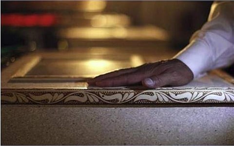 മൃതദേഹം മറവ് ചെയ്യാതെ 12 ദിവസം; മകന്‍ ഉയിര്‍ത്തെഴുന്നേല്‍ക്കുമെന്ന പ്രതീക്ഷയോടെ പ്രാര്‍ത്ഥനയുമായി ബിഷപ് 