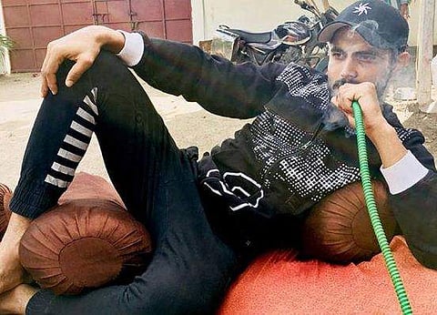 'വിരാട് കൊഹ് ലി ഇത് കാണുന്നുണ്ടാകും'; ഹുക്ക വലിക്കുന്ന ജഡേജയെ ട്രോളി സോഷ്യല്‍മീഡിയ