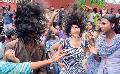 നിറങ്ങള്‍ കെട്ടുപോവുന്നോ, ഈ മേളയ്ക്ക്?