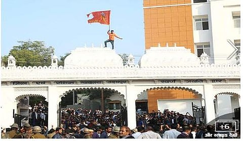 കോടതിക്ക് മുകളില്‍ കൊടി നാട്ടി ; മുസ്ലീം യുവാവിനെ തീ കൊളുത്തി കൊന്നയാള്‍ക്ക് വേണ്ടി സംഘപരിവാര്‍ റാലി