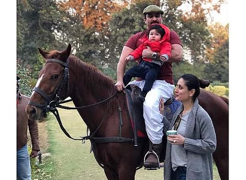 പിറന്നാള്‍ ആഘോഷത്തിന് മുമ്പ് മകനെ കുതിരസവാരി പഠിപ്പിച്ച് സെയിഫും കരീനയും 
