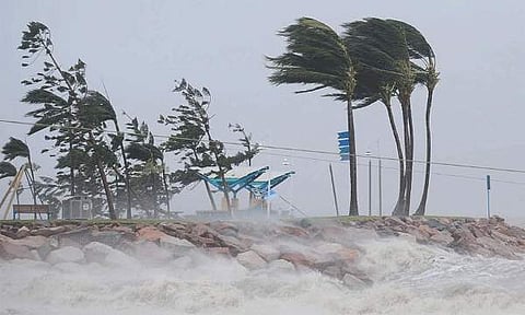 ഓഖി ഭീതിയില്‍ സംസ്ഥാനം; കേരള തീരത്ത് ഭീമന്‍ തിരമാലയ്ക്ക് സാധ്യത 