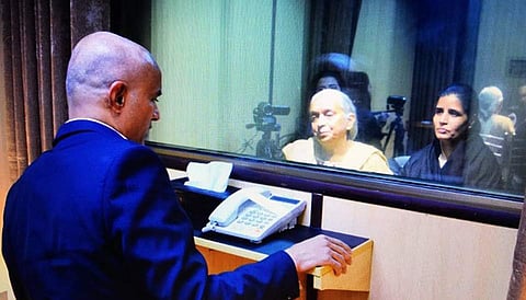 പാക് ജയിലില്‍ കഴിയുന്ന കുല്‍ഭൂഷണെ അമ്മയും ഭാര്യയും കണ്ടു