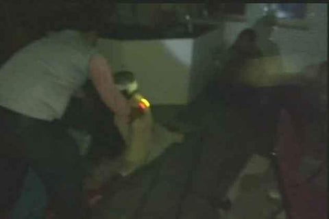 യോഗിയുടെ യുപിയില്‍ ടോര്‍ച്ച് ലൈറ്റിലാണ് കണ്ണ് ശസ്ത്രക്രിയകള്‍