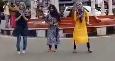 ഫേസ്ബുക്കില്‍ വൈറലായി മലപ്പുറം മൊഞ്ചത്തികളുടെ ജിമിക്കി കമ്മല്‍