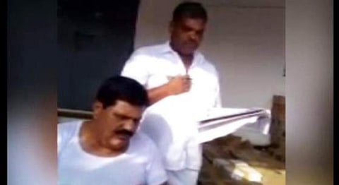 പാര്‍ട്ടിയുടെ പരിപാടിയില്‍ പങ്കെടുക്കാന്‍ മദ്യവും പണവും വിതരണം ചെയ്യുന്ന അണ്ണാ ഡിഎംകെ എംഎല്‍എയുടെ ദൃശ്യങ്ങള്‍ പുറത്ത്