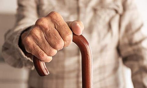 കാഴ്ചക്കുറവുള്ള അച്ഛനെ ഒഴിവാക്കാന്‍ മകന്‍ വീടു പൂട്ടി മുങ്ങി; 80കാരന്‍ വീടിനു വെളിയില്‍ കാത്തിരുന്നത് മണിക്കൂറുകള്‍