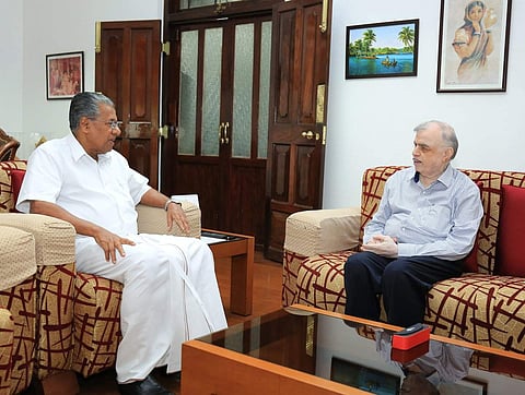 ഗവര്‍ണര്‍ വിളിപ്പിച്ചു: ദുരിതാശ്വാസ പ്രവര്‍ത്തനങ്ങളും സര്‍ക്കാര്‍ നടപടികളും വിശദീകരിച്ച് മുഖ്യമന്ത്രി