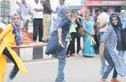 എയ്ഡ്‌സ് ബോധവത്കരണ പരിപാടിയുടെ ഭാഗമായി മലപ്പുറത്ത് പെണ്‍കുട്ടികള്‍ അവതരിപ്പിച്ച, വിവാദമായ ഫഌഷ് മോബില്‍നിന്ന്.