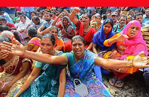 കുഴിത്തുറൈയില്‍ റെയില്‍ ഉപരോധിച്ചു സമരം നടത്തുന്ന മത്സ്യത്തൊഴിലാളികള്‍/കെകെ സു്ന്ദര്‍, എക്‌സ്പ്രസ്