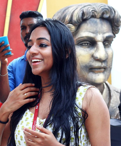 രാജ്യാന്തര ചലച്ചിത്രോത്സവത്തിനെത്തിയ നടി ശാന്തി ബാലകൃഷ്ണന്‍ ടഗോര്‍ തിയറ്റിനു മുന്നില്‍ / കവിയൂര്‍ സന്തോഷ്, എക്‌സ്പ്രസ്‌