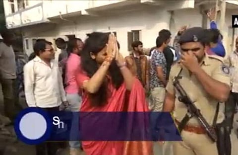 വോട്ടു ചെയ്യാനെത്തിയ ബിജെപി നേതാവിന് പട്ടേല്‍ സമുദായക്കാരുടെ കൂക്കിവിളി (വിഡിയോ)