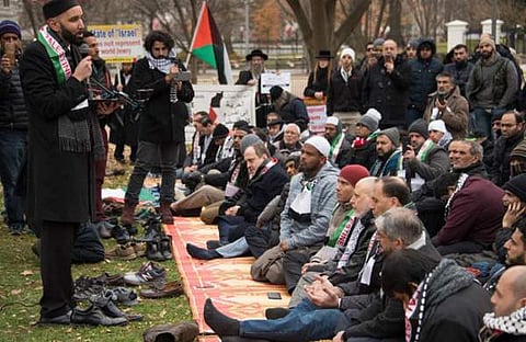 ജുമാ നമസ്‌കാരം വൈറ്റ് ഹൗസിനു മുന്നില്‍; മുസ്ലിംകളുടെ പ്രതിഷേധം ട്രംപിന്റെ വീട്ടുപടിക്കല്‍