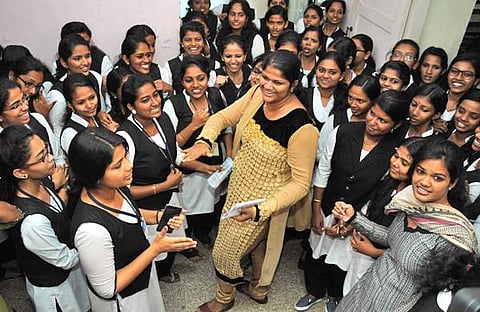 ആര്യാ ജോണ്‍ സഹപാഠികള്‍ക്കൊപ്പം