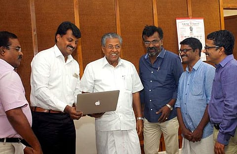 സമകാലിക മലയാളം ഡോട്ട് കോം മുഖ്യമന്ത്രി പിണറായി വിജയന്‍ ഉദ്ഘാടനം ചെയ്യുന്നു, ന്യൂ ഇന്ത്യന്‍ എക്‌സ്പ്രസ് ജനറല്‍ മാനേജര്‍ (കേരള) പി സുരേഷ് കുമാര്‍, സമകാലിക മലയാളം എഡിറ്റര്‍ സജി ജെയിംസ് തുടങ്ങിയവര്‍ സമീപം