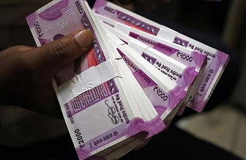 റോഡരികിൽ നിന്നുകിട്ടിയ പൊതി തുറന്നപ്പോൾ ഒരുലക്ഷം രൂപ; പണം ഉടമസ്ഥനെ തിരിച്ചേൽപ്പിച്ച് വിദ്യാർഥി 