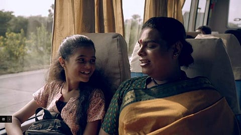 ഇതു ഗായത്രിയുടെ അമ്മ; കണ്ണു നനയിക്കുന്ന ജീവിതം പറഞ്ഞ് വിക്‌സ്