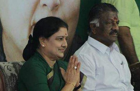 ഒപിഎസ് ശശികലയ്‌ക്കൊപ്പം (ഫയല്‍)