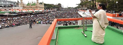 രാഷ്ടീയമായി നേരിടാന്‍ ബിജെപിയെ വെല്ലുവിളിച്ച് മമതാ ബാനര്‍ജി, തന്റെ പേരിലുള്ള വ്യാജ അക്കൗണ്ട്  മതിയാക്കൂ