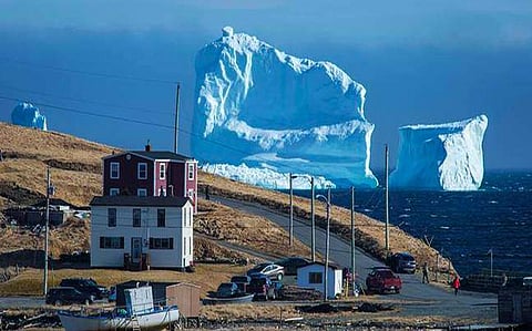 ഒഴുകിക്കൊണ്ടിരിക്കുന്ന മഞ്ഞുമല; അത് കാണുന്നതിനായി ഒഴുകി സഞ്ചാരികളും