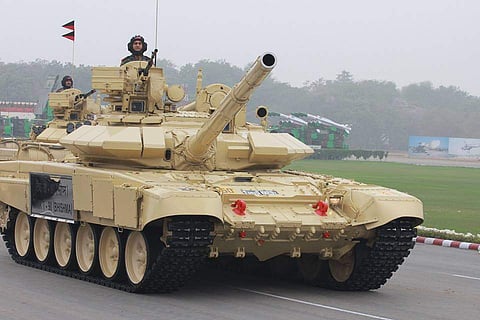 ജനങ്ങളില്‍ പകുതിയിലധികവും ദാരിദ്ര രേഖയ്ക്ക് താഴെ; ആയുധങ്ങള്‍ വാങ്ങാന്‍ കഴിഞ്ഞ വര്‍ഷം മാത്രം ഇന്ത്യ ചെലവിട്ടത് 40,000 കോടിക്കടുത്ത്