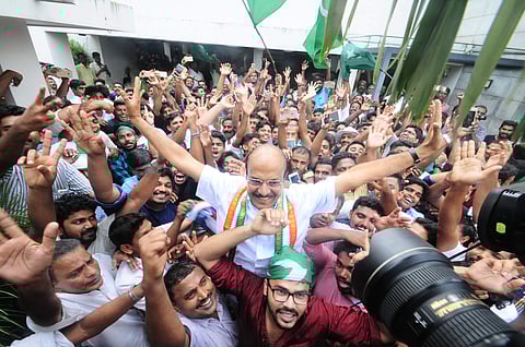 അണികള്‍ക്കൊപ്പം ആഹ്ലാദത്തില്‍