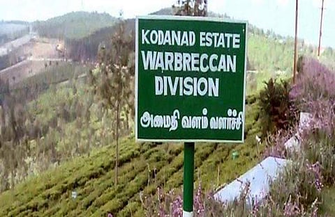 കോടനാട് കൊലപാതകത്തില്‍ ദുരൂഹത: പ്രതികളുടെ വാഹനം അപകടത്തില്‍ പെട്ടു, മുഖ്യപ്രതി മരിച്ചു