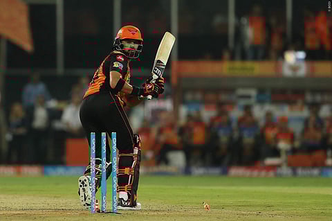 യുവിക്കും ഹെന്റിക്വസിനും അര്‍ധ സെഞ്ച്വറി; റോയല്‍ ചലഞ്ചേഴ്‌സിന് ജയിക്കാന്‍ വേണ്ടത് 208 റണ്‍സ്