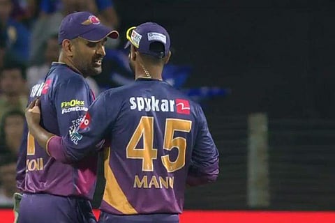 ഇതല്ല, ഇതിലപ്പുറവും കടന്നവനാണീ എംഎസ് ധോണി; പീറ്റേഴ്‌സന്റെ കുറ്റിയും അതിലപ്പുറവും തെറിപ്പിച്ച കിടിലന്‍ മറുപടി