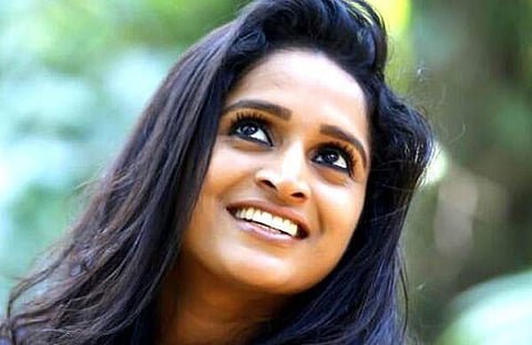 ഗ്രാമീണത വാരിച്ചുറ്റിയ പാത്തു, തീ തുപ്പുന്ന ചോദ്യങ്ങളുയര്‍ത്തിയ സാവിത്രി.. സുരഭി വേറെ ലെവലാണ്