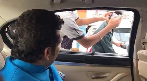 സച്ചിന്‍ ആരാധകരോട് പെരുമാറുന്നത്എങ്ങനെയാണ്; അദ്ദേഹം ഫെയ്‌സ്ബുക്കില്‍ പങ്കുവെച്ച ഈ വീഡിയോ കണ്ടു നോക്കൂ