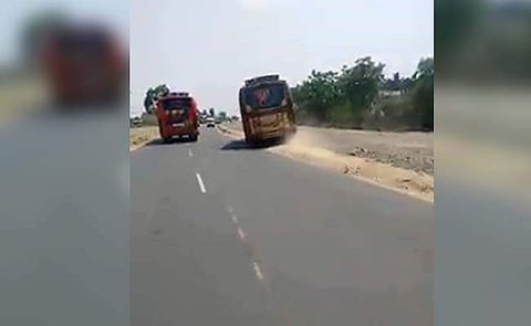 ഈ വീഡിയോ കണ്ടാല്‍ കേരളത്തിലെ പ്രൈവറ്റ് ബസുകാര്‍ മാന്യന്‍മാരെന്ന് പറയേണ്ടി വരും; തമിഴ്‌നാട്ടിലെ മത്സരയോട്ടം