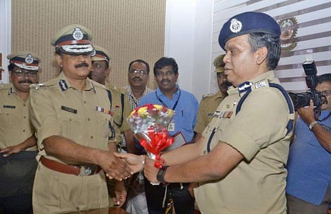 ബെഹ്‌റയുടെ ഉത്തരവുകള്‍ പിന്‍വലിച്ച് സെന്‍കുമാര്‍ പണി തുടങ്ങി; "നിരീക്ഷകരായി" സര്‍ക്കാര്‍ നിയോഗിച്ച ഉദ്യോഗസ്ഥര്‍ കാഴ്ചക്കാര്‍