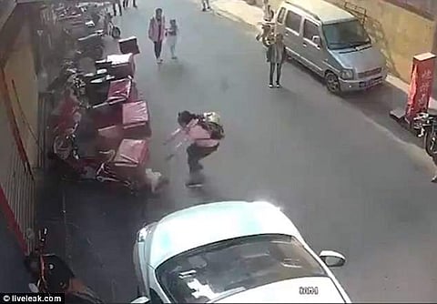 മൂന്നാം നിലയില്‍ നിന്ന് വീഴുന്ന കൈക്കുഞ്ഞിനെ രക്ഷിക്കാന്‍ ശ്രമിക്കുന്ന ആറാം ക്ലാസുകാരി