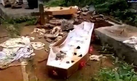 കല്ലറ പൊളിച്ച് മൃതദേഹം പുറത്തെടുത്ത നിലയില്‍