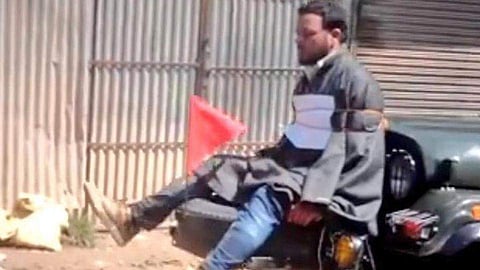 യുവാവിനെ ജീപ്പിന് മുന്നില്‍ കെട്ടിയിട്ടാലെന്താ, സേവാഗിന് സന്തോഷം!