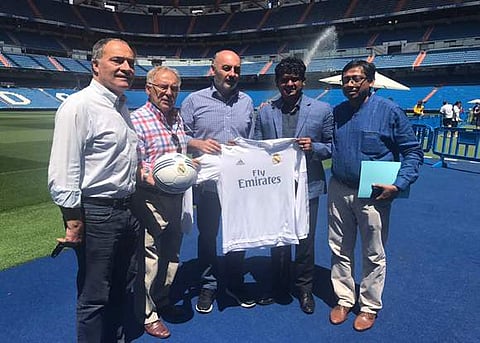 ദീപേന്ദു ബിശ്വാസ് സാന്റിയാഗോ ബെര്‍ണാബുവില്‍ റിയല്‍ മാഡ്രിഡ് ക്ലബ്ബ് അധികൃതര്‍ക്കൊപ്പം