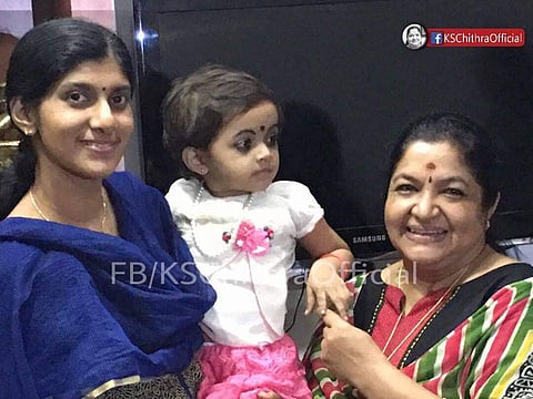 മഞ്ഞള്‍പ്രസാദം പാടി വൈറലായ കുഞ്ഞുവാവയ്ക്ക് കെ.എസ്. ചിത്രയുടെ സ്‌നേഹചുംബനം